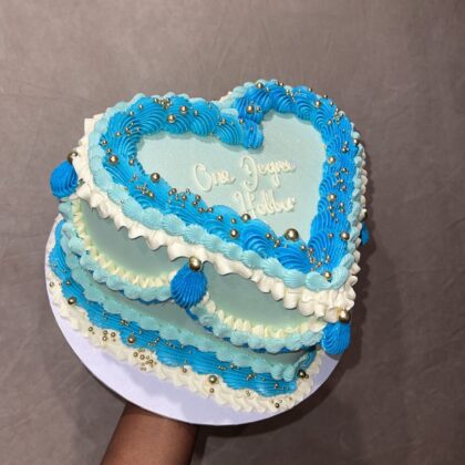 8 inch vintage heart cake